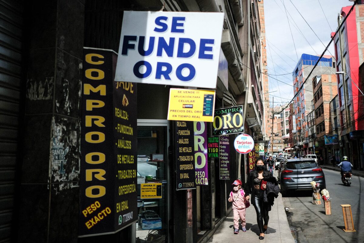 Tarapacá Street is full of jewelry shops where gold smelting happens.