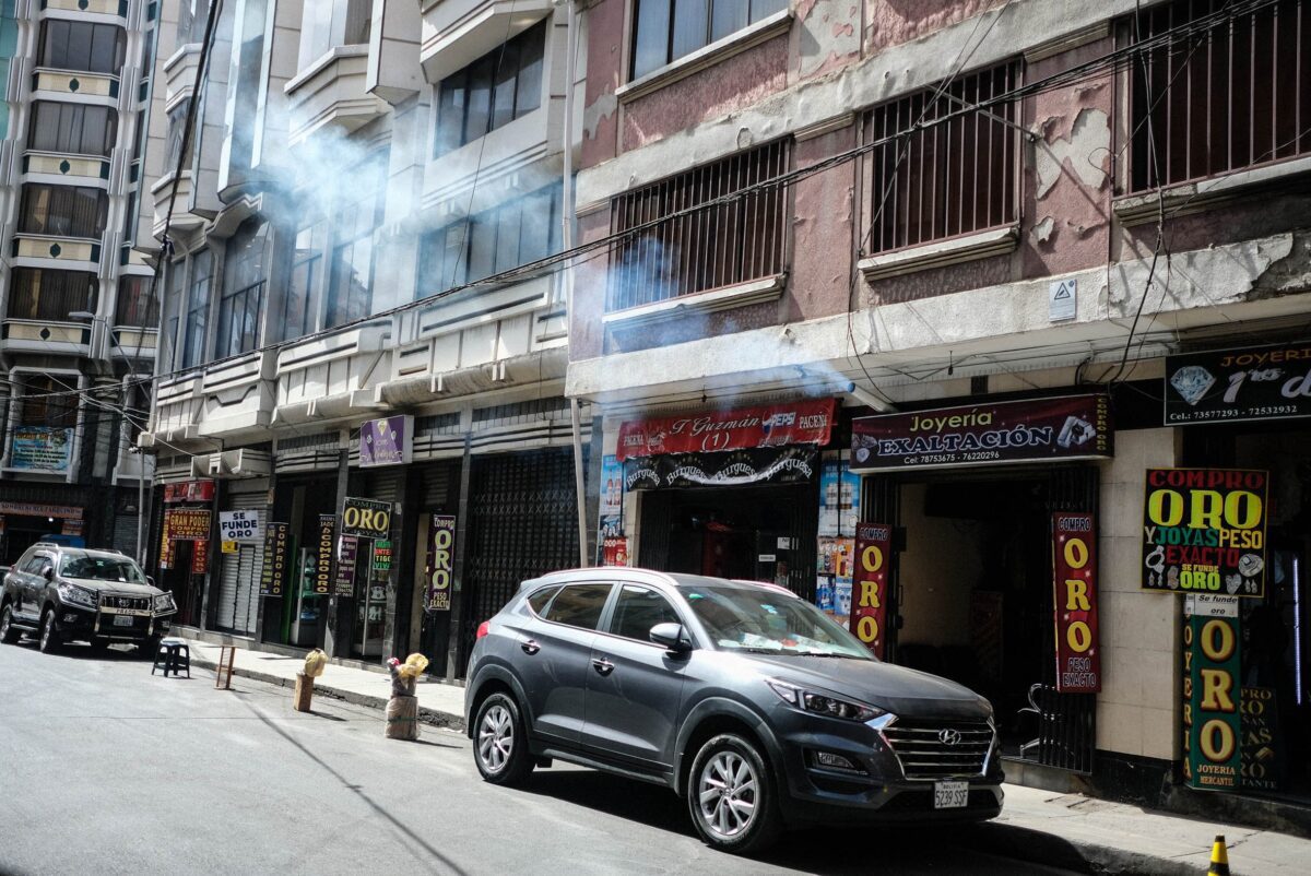 Steam from melting ovens pollutes the air with mercury in the Bolivian capital